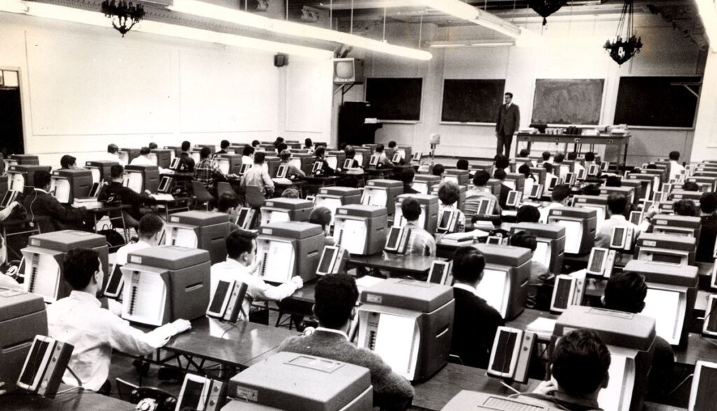 Une salle de classe du New York Institute of Technology équipée de l'autotutor Mark II