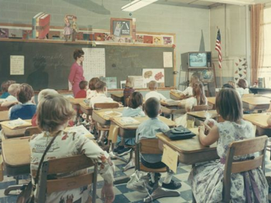 Classe américaine devant  une télévision dans les années 1960