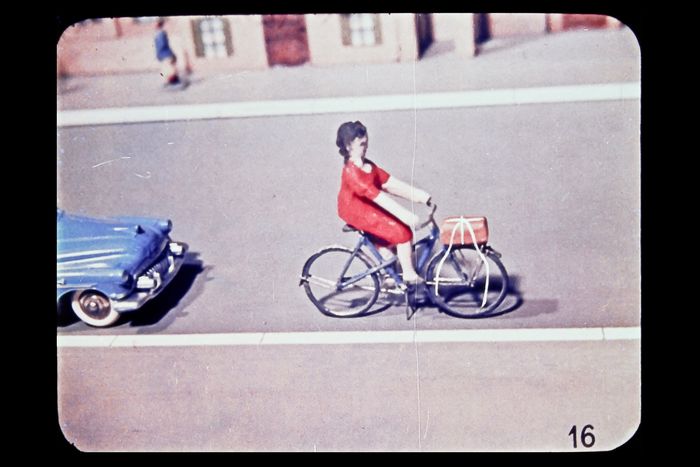 Scène de circulation dont le personnage principal est représenté par une miniature  cycliste.