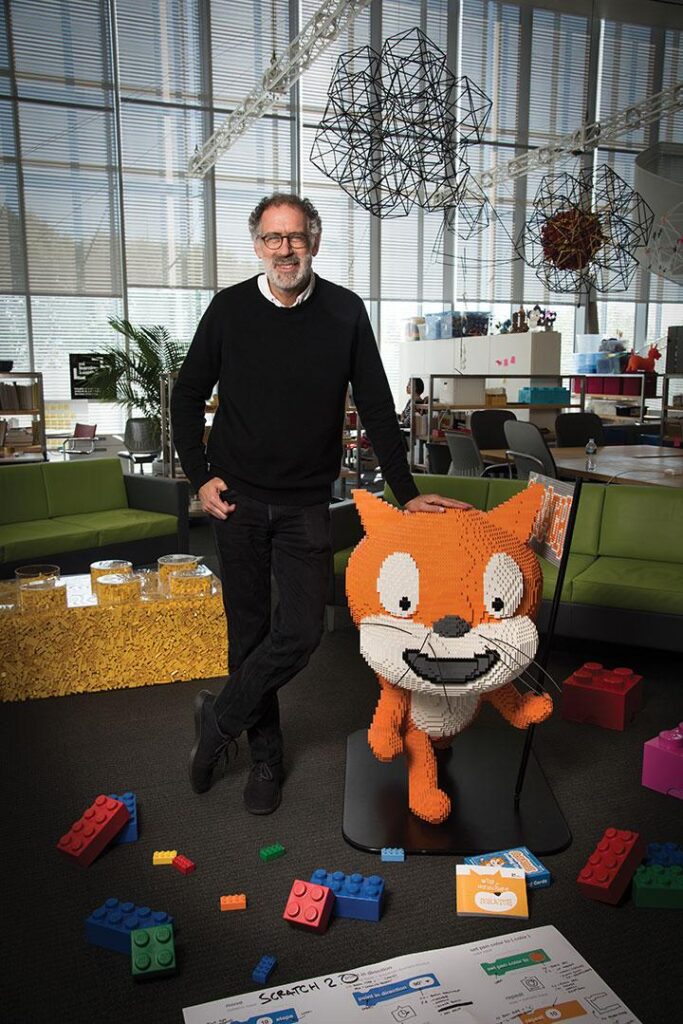 L'inventeur du Scratch Mitchel Resnick '78 avec la mascotte du programme dans son laboratoire, qui fait partie du Media Lab du MIT. (Photo : Brian Smith)