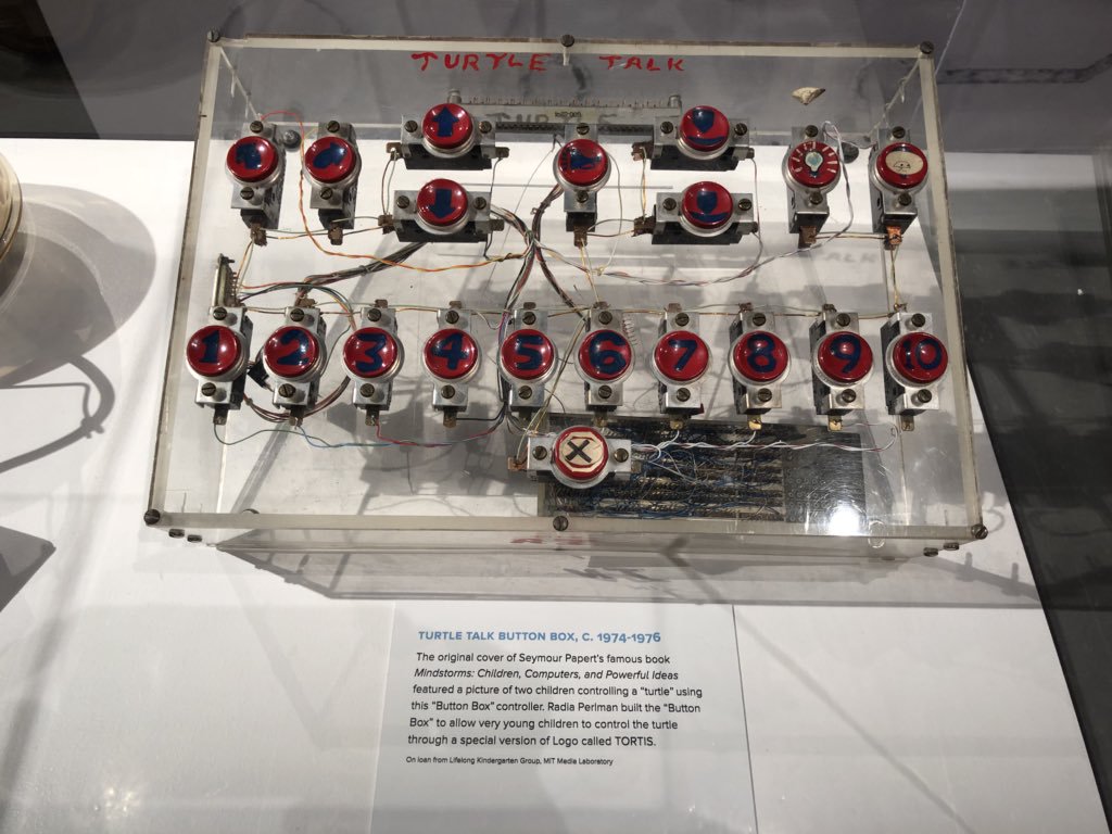 Une boite en plexiglas trnasparent comporte une vingtaine de boutons dont moitié sont des commandes pour le robot et l'autre moitié des boutons numérotés permettant d'affecter des quantités à ces commandes.